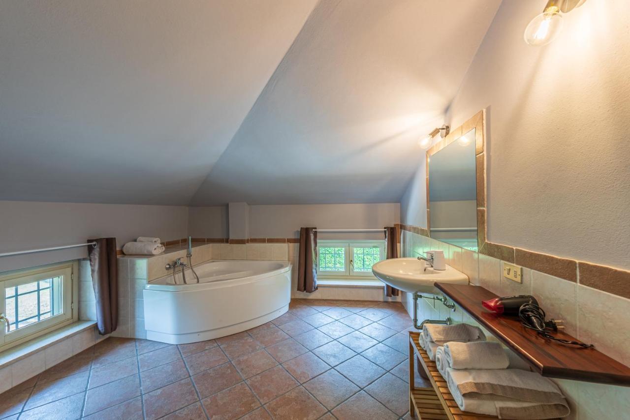 Villa Cornelia , Entire Villa With Private Pool Corneliano d'Alba Екстериор снимка